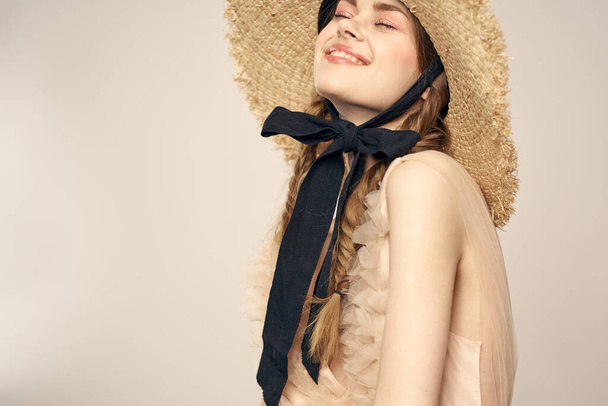 Elegant meisje in hoed met zwart lint gesloten ogen glimlach model - Foto, afbeelding