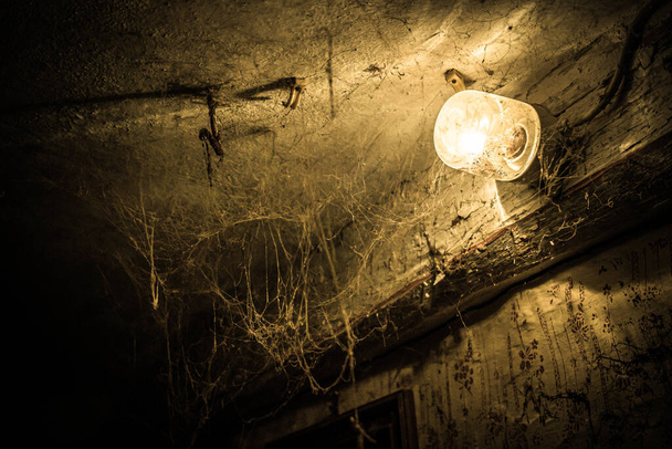 Esplorazione urbana in una vecchia casa colonica abbandonata, un luogo perduto con mobili sporchi e dipinti polverosi - Foto, immagini