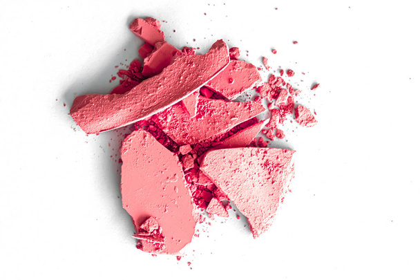 Fard à paupières rouge en poudre comme palette de maquillage en gros plan isolé sur fond blanc, cosmétiques broyés et texture beauté - Photo, image