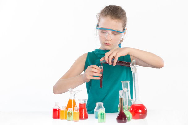 παιδί στην τάξη χημεία, μάθημα χημείας - Φωτογραφία, εικόνα
