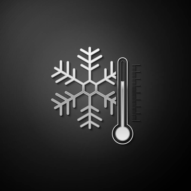 Zilveren thermometer met sneeuwvlokje pictogram geïsoleerd op zwarte achtergrond. Lange schaduw stijl. Vector. - Vector, afbeelding