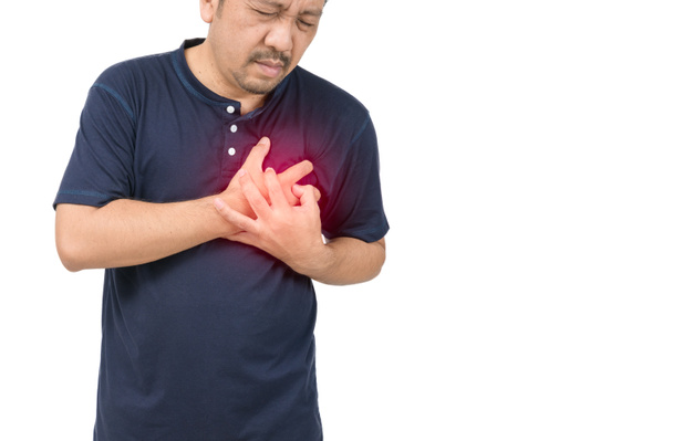 Hombre asiático tiene dolor en el pecho causado por enfermedades del corazón, ataque al corazón, fuga de corazón aislado en el fondo blanco, enfermedad cardíaca coronaria. - Foto, imagen