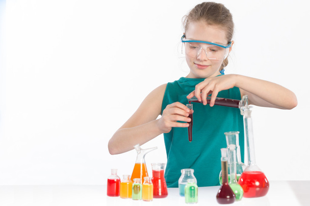 kind in de klasse van de chemie, chemie les - Foto, afbeelding