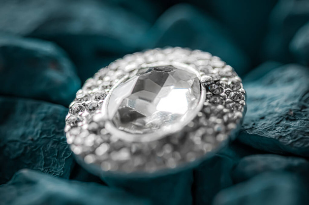 Роскошные бриллиантовые серьги крупным планом, ювелирные изделия и модный бренд - Фото, изображение