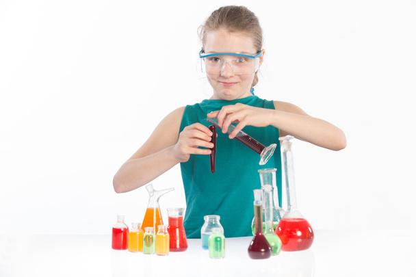 Bambino in chimica classe, lezione di chimica
 - Foto, immagini