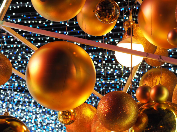 Vánoční pozadí. Vánoční ozdoby koule, světlo, hvězda, vločka na vánoční stromeček. - Fotografie, Obrázek