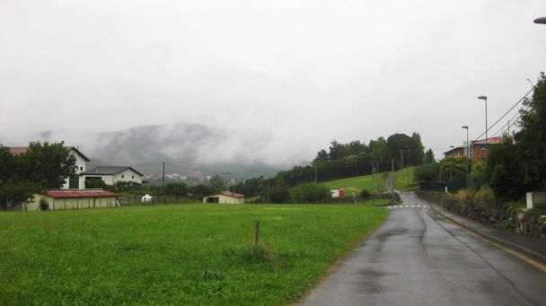 Пейзажи облачной баскской страны. - Фото, изображение