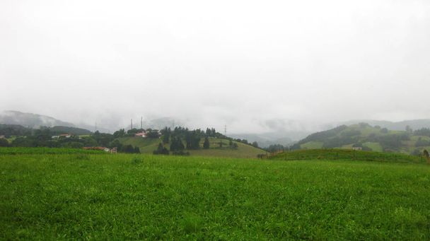 Пейзажи облачной баскской страны. - Фото, изображение