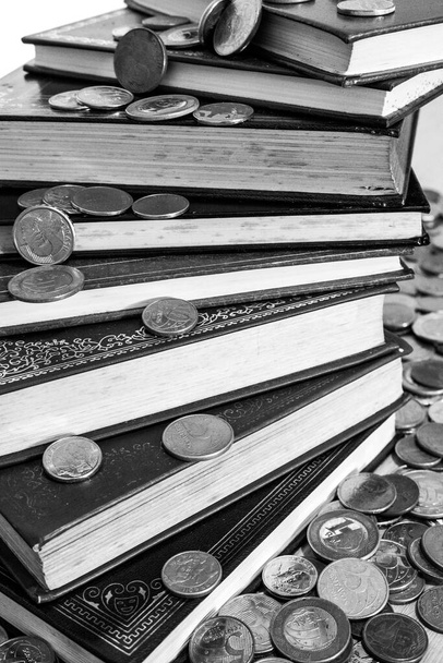 Montón de libros rodeados de muchas monedas diferentes (Versión en blanco y negro) - Foto, imagen