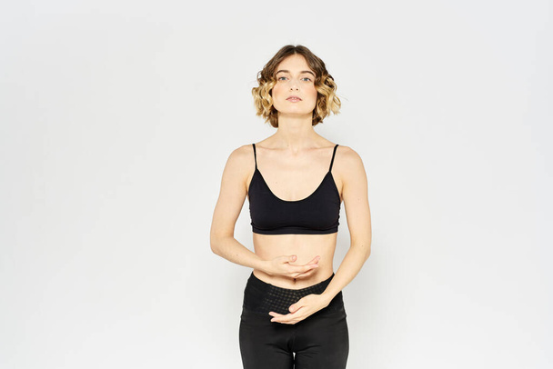 Mulher em sportswear em um fundo leve exercício fitness esporte equilíbrio modelo - Foto, Imagem
