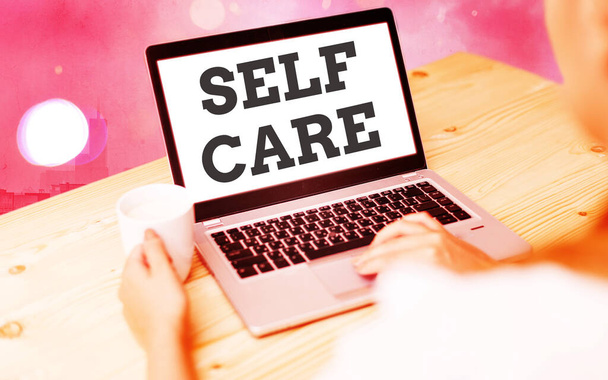Szövegírás Self Care. Üzleti koncepció a gyakorlatban, hogy tegyen lépéseket, hogy megőrizze vagy javítsa az egyik s az egészség Modern kütyü fehér kijelző képernyő színes bokeh háttér. - Fotó, kép
