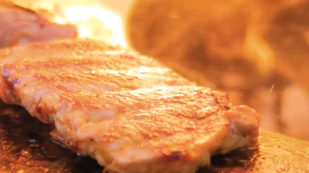 Movimento lento: processo di cottura di costole di carne su braciere con fiamma calda - primo piano - Filmati, video