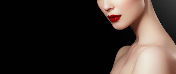 Make-up, cosmetica. Schoonheid jonge vrouw portret. Mooi model meisje met make-up, rode lippen, perfecte frisse huid. Aantrekkelijke dame met groene ogen. Concept voor jeugd- en huidverzorging - Foto, afbeelding