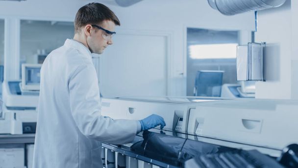 Research Scientist Works Blood Analyzing Machine. Innovative Pharmaceutical Lab with Modern Medical Equipment Doing Genetics Research. - Foto, Bild