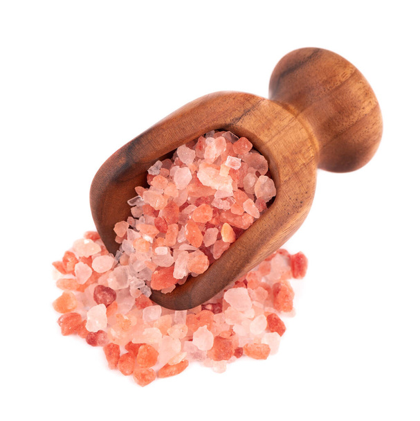 Гімалайська рожева сіль в дерев'яному мішку, ізольована на білому тлі. Гімалайський рожевий сіль у кристалах. - Фото, зображення
