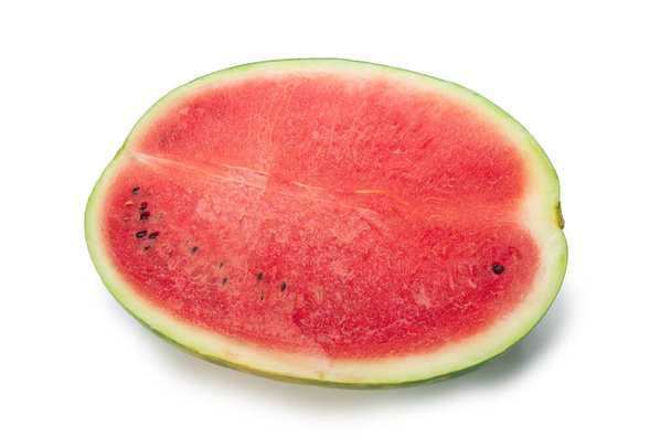 Saftige Wassermelonenscheibe isoliert auf weißem Hintergrund.  - Foto, Bild