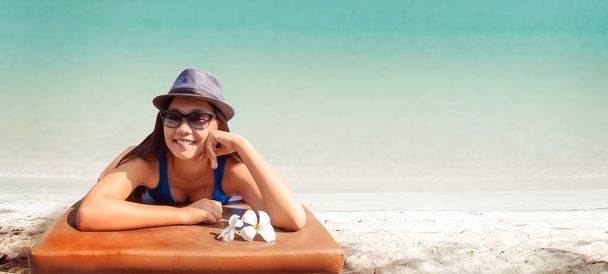 asiática mulher ter descanso em férias vocação no exterior cama para tomar sol no oceano praia no resort - Foto, Imagem
