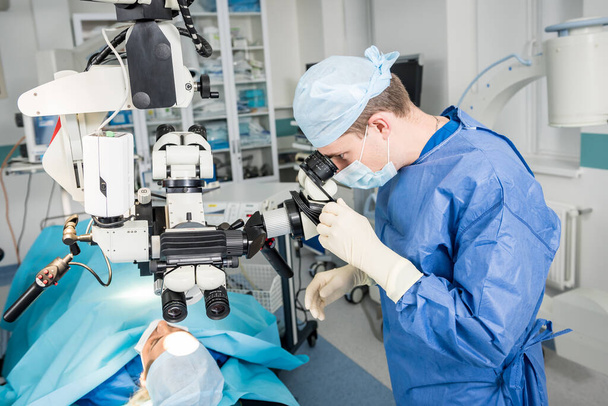 Tým chirurgů provádějících operaci mozku k odstranění nádoru. - Fotografie, Obrázek