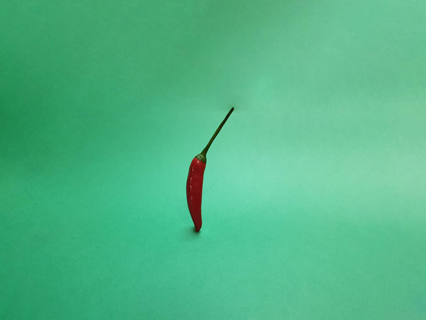 chilli pepř na zeleném pozadí - Fotografie, Obrázek