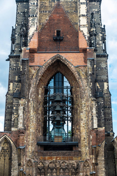 St. Nicholas Kilisesi 'nin (Nikolai-Kirche) çan kulesi, Almanya' nın Hamburg şehir merkezinde yer alan Lüteriyen kilisesi. - Fotoğraf, Görsel