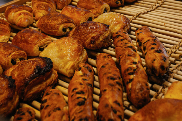Pasteles franceses exhiben en una pastelería  - Foto, Imagen