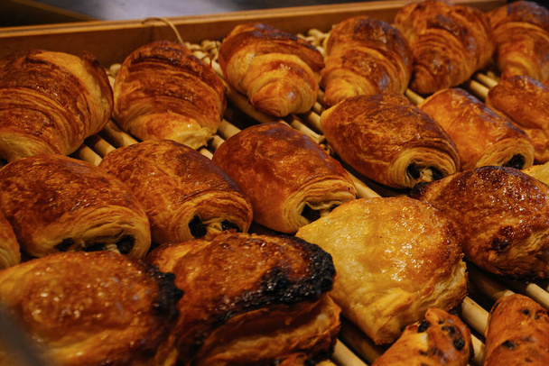 Présentoir de pâtisseries françaises dans une pâtisserie  - Photo, image