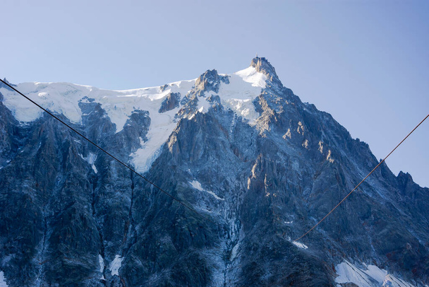 Aiguille du Midi, Mont-Blanc-Massiv der französischen Alpen von Chamonix, Frankreich aus gesehen - Foto, Bild