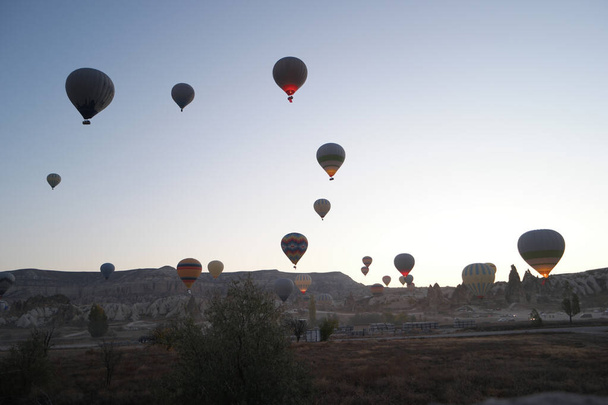 Heißluftballons fliegen über felsige Landschaft. - Foto, Bild