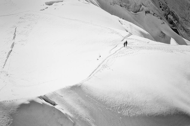 Randonneurs remontant une crête enneigée sur la Vallée Blanche, massif du Mont Blanc depuis l'Aiguille du Midi 3842m, Chamonix, France - Photo, image