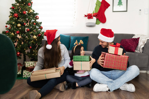 Linda familia latina de tres regalos compartidos en Navidad y divertirse juntos en casa - Foto, imagen