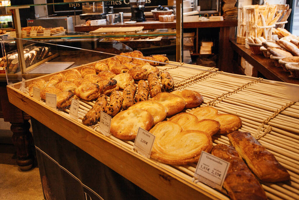 Présentoir de pâtisseries françaises dans une pâtisserie  - Photo, image