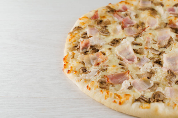 Μεγάλη πίτσα απομονωμένη σε λευκό φόντο. Νόστιμο γρήγορο φαγητό σε καραντίνα coronavirus covid-19 περίοδο. Παράδοση τροφίμων για άτομα που μένουν στο σπίτι - Φωτογραφία, εικόνα