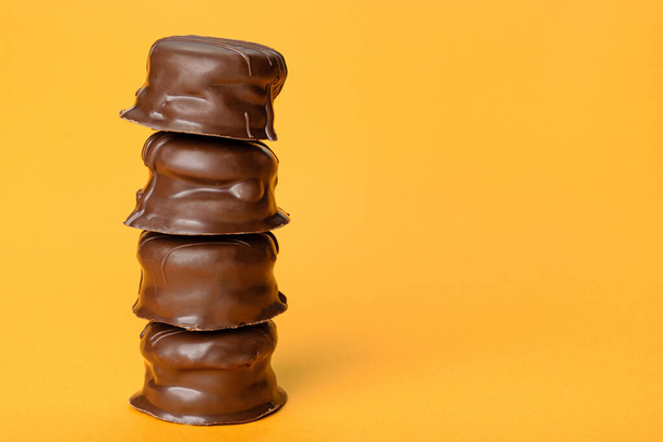 A tower with 4 Brazilian honey cakes on an orange background. - Photo, Image