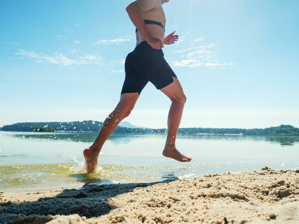 Az ember a vízben fut. Edzés és a képzés fut figyelemmel kísérése szív tevékenységek köszönhetően mellkasi öv - Fotó, kép