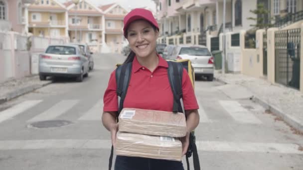 Happy courier fille avec sac à dos thermique tenant des paquets - Séquence, vidéo