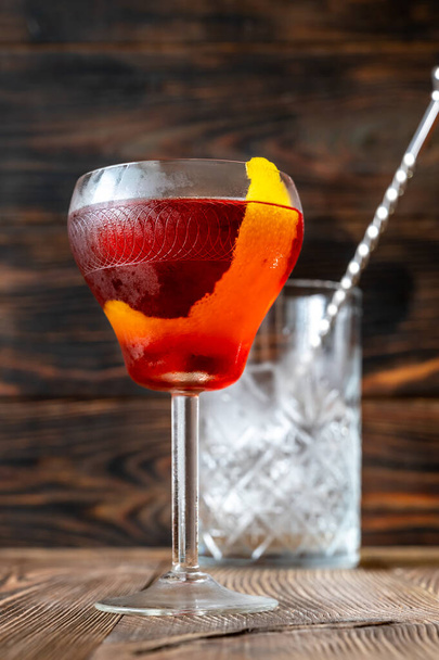 Glass of Boulevardier cocktail on wooen background - Valokuva, kuva