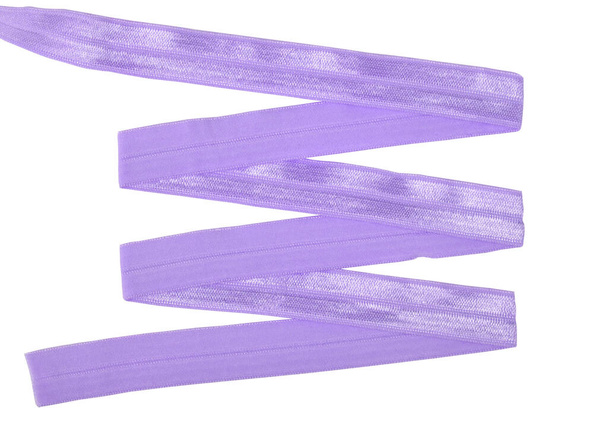фіолетова нижня білизна еластична смуга для одягу та бюстгальтерів на білому тлі, зигзаг. Ізольовані
. - Фото, зображення
