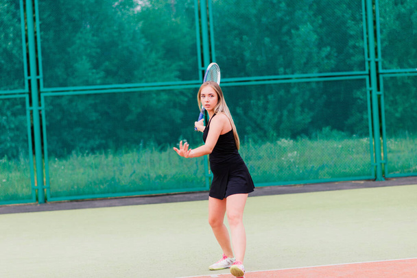 Torneo de tenis. Jugadora en pista de tenis de arcilla - Foto, Imagen