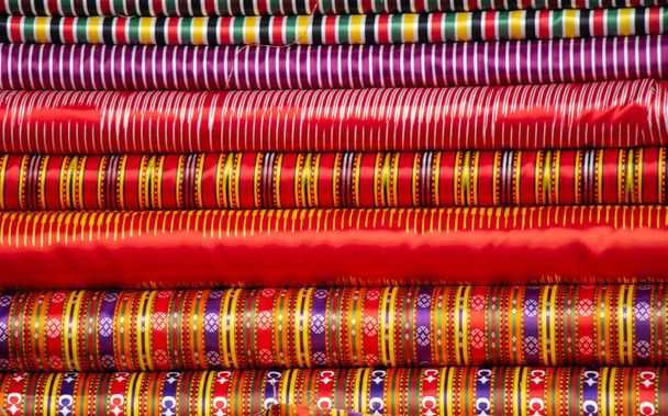 Παραδείγματα πολύχρωμων υφασμάτων διαφόρων χρωμάτων και τύπων - Φωτογραφία, εικόνα