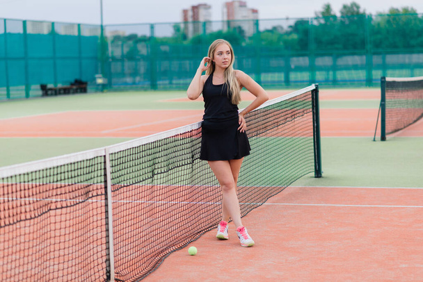 Turniej tenisowy. Kobieta grająca na glinianym korcie tenisowym - Zdjęcie, obraz
