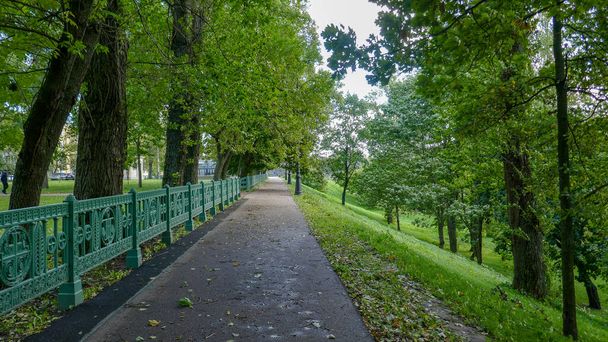 Kronstadt se encuentra cerca de San Petersburgo. Norte de Rusia, una ciudad muy hermosa y un parque interesante - Foto, imagen