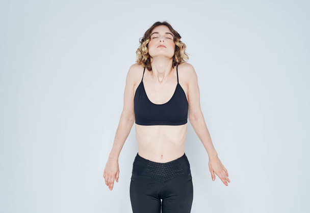 sport vrouw fitness yoga meditatie model licht achtergrond - Foto, afbeelding
