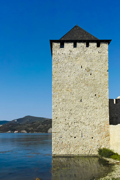 GOLUBAC, SERBIA - 11 AĞUSTOS 2019: GOLUBAC, SERBIA - 11 AĞUSTOS 2019: Golubac Kalesi - Sırbistan 'ın Tuna Nehri' nin güney tarafındaki ortaçağ güçlendirilmiş kasaba - Fotoğraf, Görsel