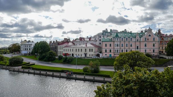 ヴィボルグはロシア北部の美しい都市です。建築様式に対する隣人の驚くべき性質と影響 - 写真・画像