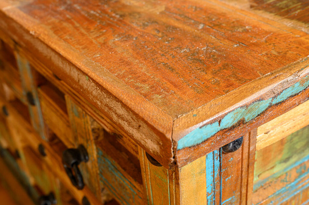 Perçin ve metal yüzüklerle geri dönüşümlü eski gemi tahtalarından yapılmış tahta bir sandığın detayları.. - Fotoğraf, Görsel