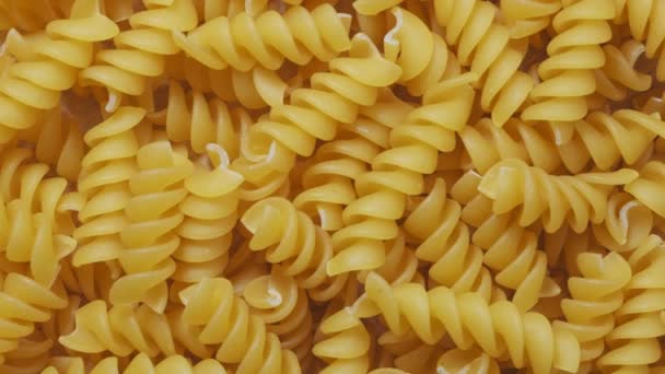 Detailní záběr italských nevařených spirálových těstovin, pomalé otáčení - Záběry, video
