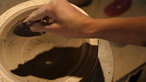 粘土、粘土処理で働く陶芸家 - 写真・画像