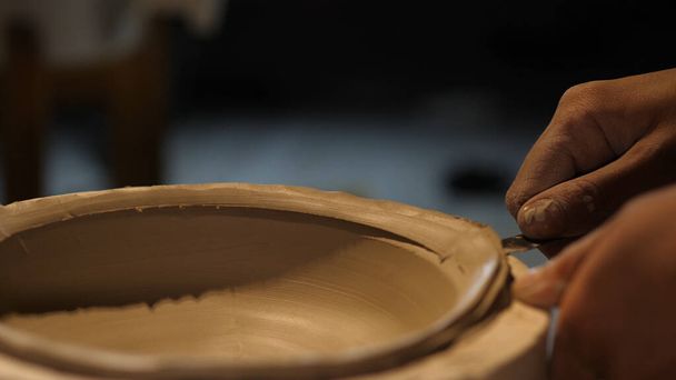粘土、粘土処理で働く陶芸家 - 写真・画像