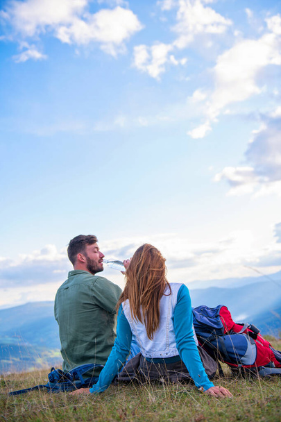 Young couple taking a break on a hike. - Foto, imagen