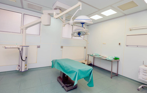 Der Operationssaal im Krankenhaus wird auf die Aufnahme von Patienten vorbereitet - Foto, Bild